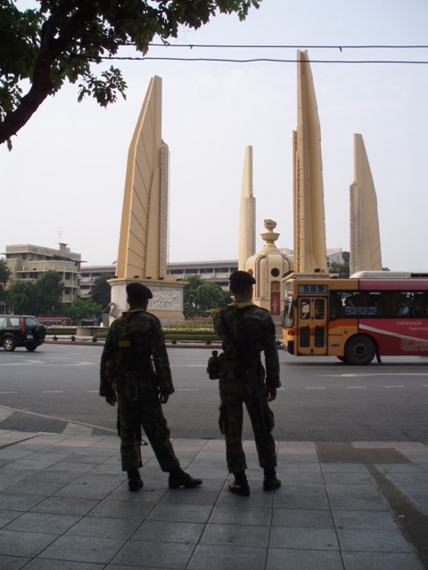 Soldiers at Democracy Monument 092406.JPG
